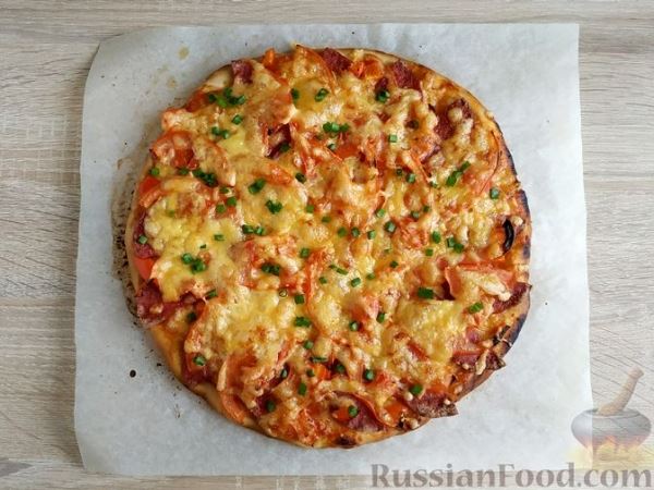 Дрожжевая пицца с колбасой, помидорами и сыром