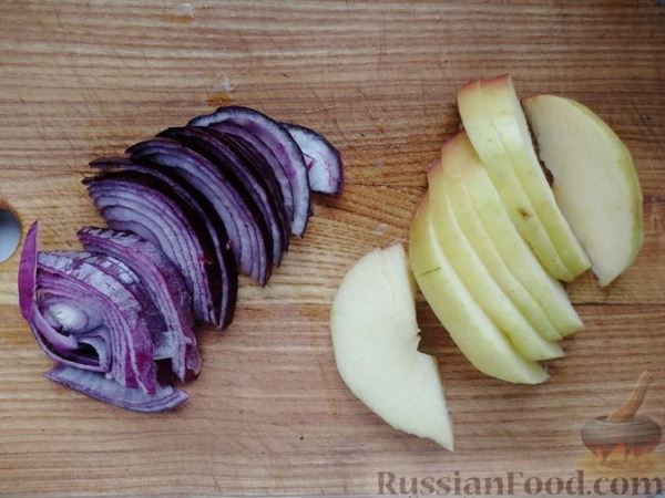 Куриное филе с луком, яблоками и сухофруктами (в духовке)