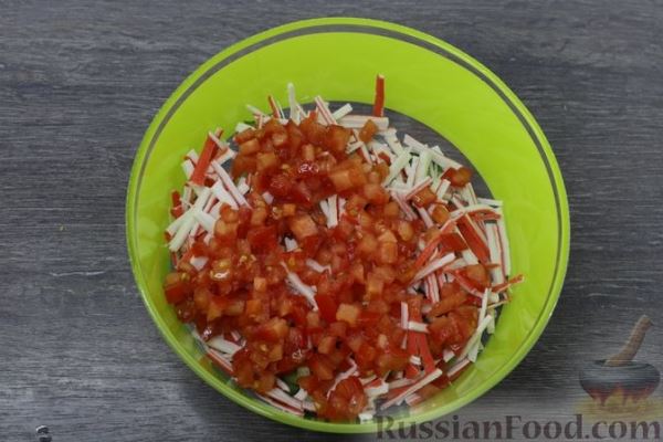 Крабовый салат с горошком, рисом, помидорами и огурцами