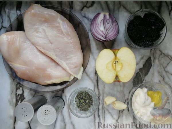 Куриное филе с луком, яблоками и сухофруктами (в духовке)