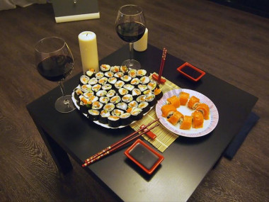 Маки суши (роллы) с лососем, сыром и огурцом