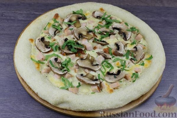 Пицца с грибами, копчёной куриной грудкой и белым соусом