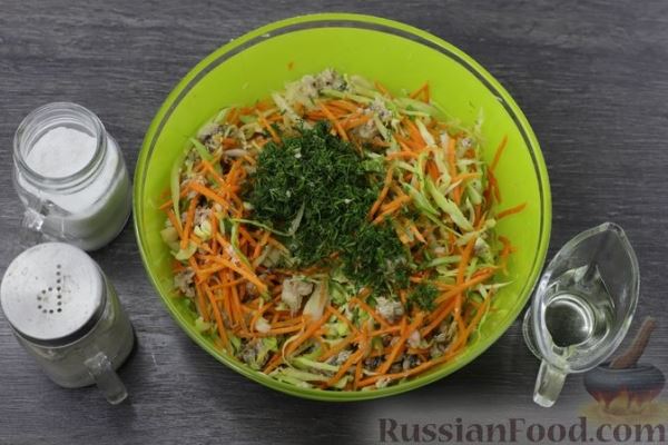 Салат из молодой капусты с рыбными консервами и морковью