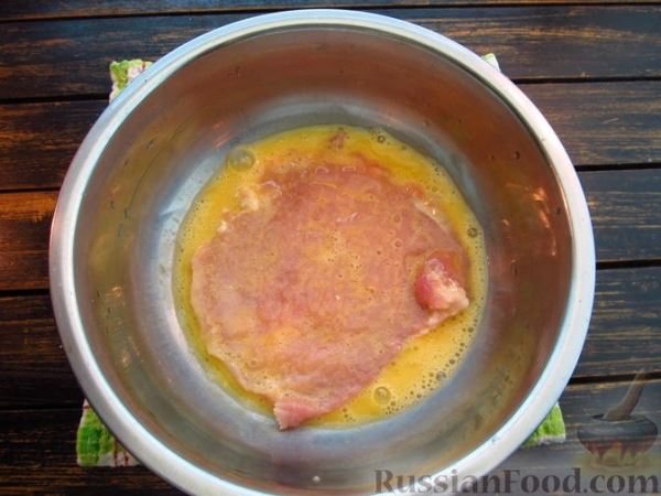 Шницель из свинины, запечённый с томатной сальсой и моцареллой