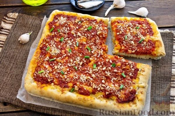 Сицилийская пицца с анчоусами и томатным соусом