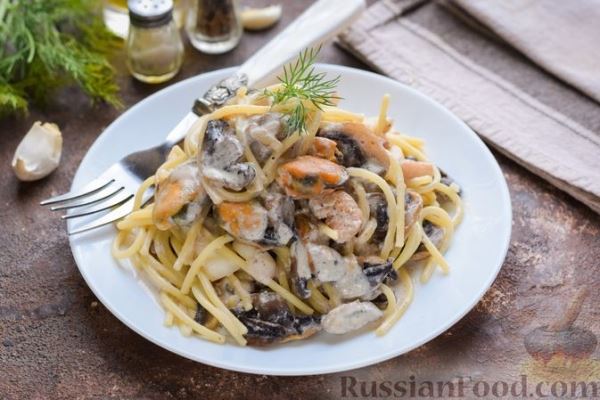 Спагетти с грибами и морепродуктами в сливочном соусе