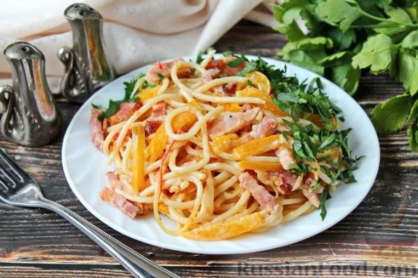Спагетти с копчёной грудинкой, сметаной и овощами