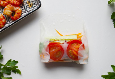 Спринг роллы из рисовой бумаги с креветками и овощами