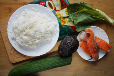 Спринг роллы с красной рыбой, рисом и авокадо