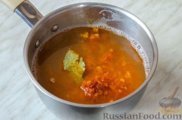 Суп-пюре из гороха и чечевицы, с маринованным луком