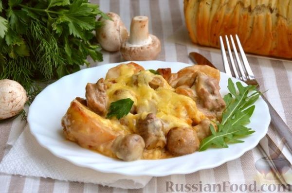 Свинина, запечённая с картошкой, грибами, белым соусом и сыром