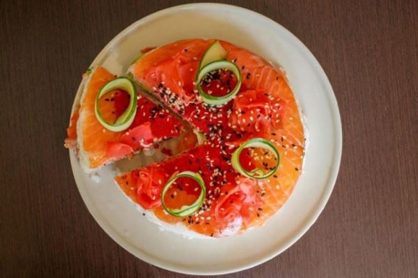 Закусочный салат-торт слоями с красной рыбой Суши