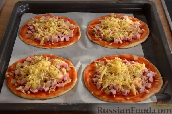 Пиццы "Школьные" с варёной колбасой, маринованными огурцами и сыром