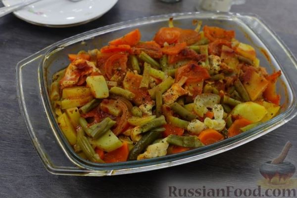 Рагу с курицей, картошкой, стручковой фасолью и помидорами (в духовке)