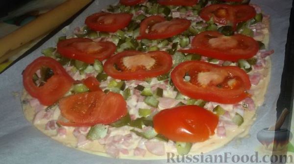 Пицца по-итальянски (с колбасой и маринованными огурцами)