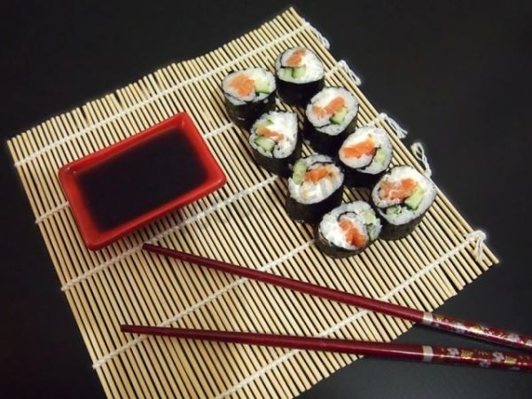Маки суши (роллы) с лососем, сыром и огурцом