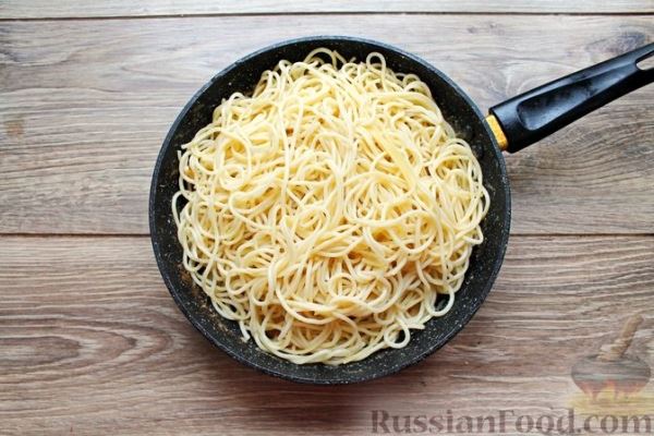 Спагетти с копчёной грудинкой, сметаной и овощами