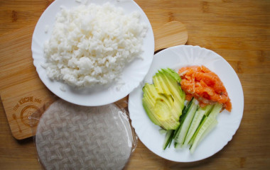 Спринг роллы с красной рыбой, рисом и авокадо